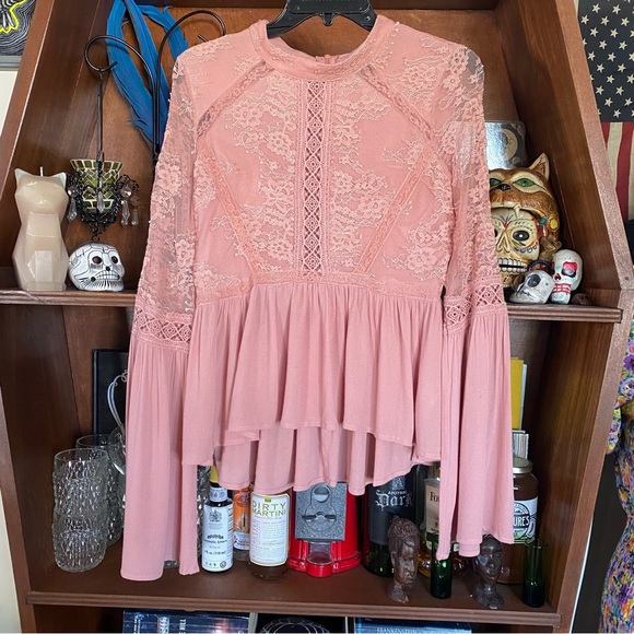 Lulu’s Pink Lace Top size small - Picture 2 of 5